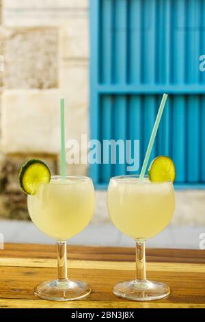 Zwei Gläser gefrorenen Daiquiri Cocktail mit Limette auf dem Tisch Stockfoto