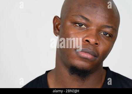 Gesicht des jungen schönen kahlen afrikanischen Mann mit Bart Stockfoto