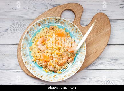 Gesunder Quinoa-Salat mit Obst, Gemüse und Garnelen. Draufsicht. Stockfoto