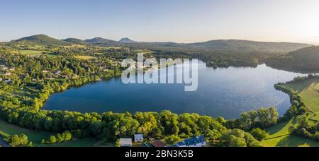 Frankreich, Puy de Dome, regionaler Naturpark Volcans d’Auvergne, Aydat, See Aydat (Luftaufnahme) // Frankreich, Puy-de-Dôme (63), Parc naturel régional des Stockfoto