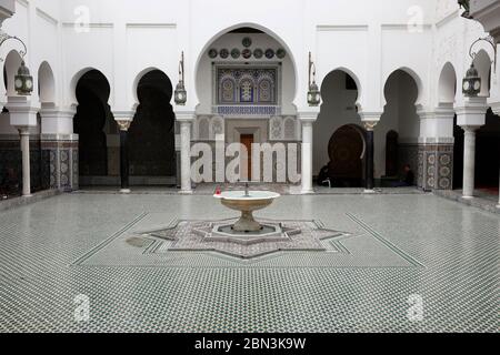 Zawiya von Moulay Idriss II, Fes, Marokko. Zentraler Innenhof. Stockfoto