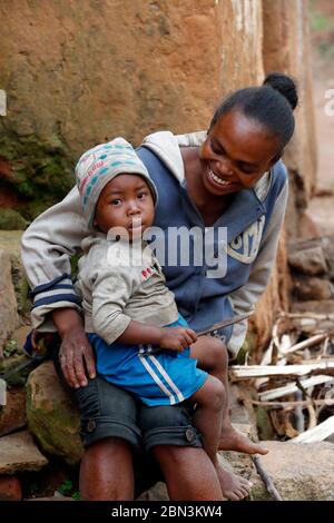 Die madagassische Frau mit ihrem Baby schmunchen. Hochformat. Madagaskar. Stockfoto