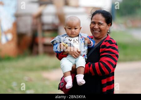 Die madagassische Frau mit ihrem Baby schmunchen. Hochformat. Madagaskar. Stockfoto