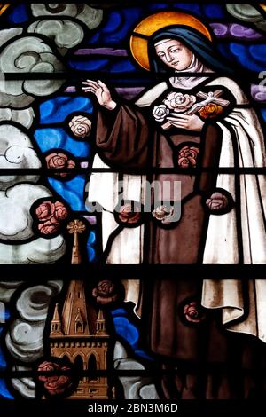 Kathedrale von Antsirabe. Buntglasfenster. Heilige Therese von Lisieux. Madagaskar. Stockfoto