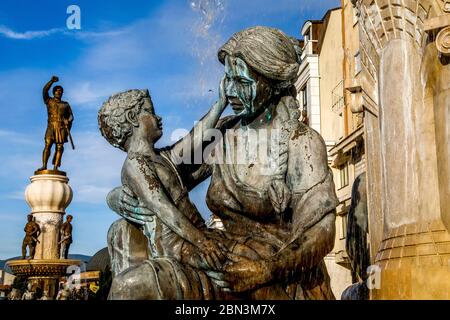 Mutterbrunnen und Philipp II. Statuen in Skopje, Republik Mazedonien. Stockfoto