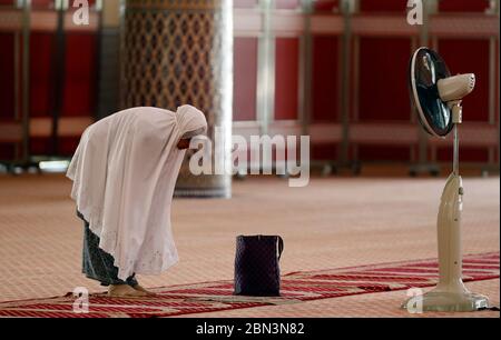 Die Nationale Moschee oder Masjid Negara. Gebetshalle. Muslimische Frau betet. Kuala Lumpur. Malaysia. Stockfoto