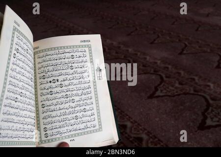 Putra Moschee oder Masjid Putra. Nahaufnahme mit offenem Koran. Putrajaya. Malaysia. Stockfoto