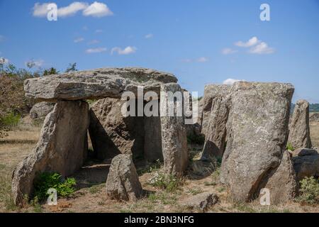 Frankreich, Puy de Dome, regionaler Naturpark Volcans d’Auvergne, Cournols, Lokalität la Grotta, die Dolmen von Cournols // Frankreich, Puy-de-Dôme (63), Parc Stockfoto