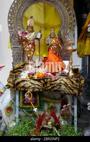 Murthis (Götterstatuen) in Highgate Hill Murugan Tempel, London, Großbritannien Stockfoto