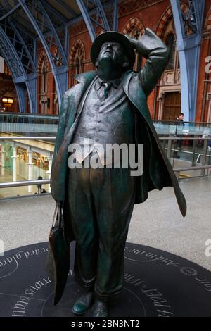 Statue des Dichters John Betjeman im Bahnhof Saint Pancras, London, Großbritannien Stockfoto