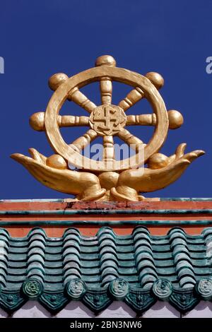 Huynh Quang Buddhistischer Tempel. Das Dharma-Rad, oder dharmachakra auf Sanskrit, ist eines der ältesten Symbole des Buddhismus. Chau Doc. Vietnam. Stockfoto