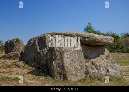 Frankreich, Puy de Dome, regionaler Naturpark Volcans d’Auvergne, Cournols, Lokalität la Grotta, die Dolmen von Cournols // Frankreich, Puy-de-Dôme (63), Parc Stockfoto