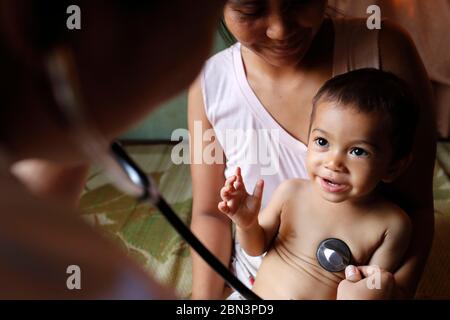 Freiwilliger der französischen NGO Chaine de l'Espoir besucht ein herzkranke Kind. Ärztliche Beratung. Buon Me Thuot. Vietnam. Stockfoto