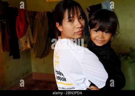 Freiwilliger der französischen NGO Chaine de l'Espoir besucht eine Familie. Buon Me Thuot. Vietnam. Stockfoto