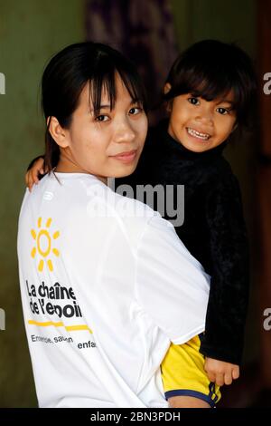 Freiwilliger der französischen NGO Chaine de l'Espoir besucht eine Familie. Buon Me Thuot. Vietnam. Stockfoto