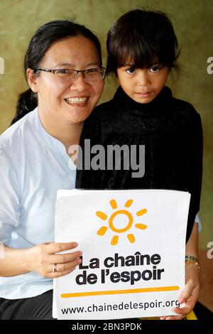 Freiwilliger der französischen NGO Chaine de l'Espoir besucht eine Familie. Buon Me Thuot. Vietnam. Stockfoto