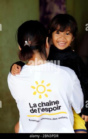 Freiwilliger der französischen NGO Chaine de l'Espoir besucht eine Familie. Buon Me Thuot. Vietnam. Stockfoto