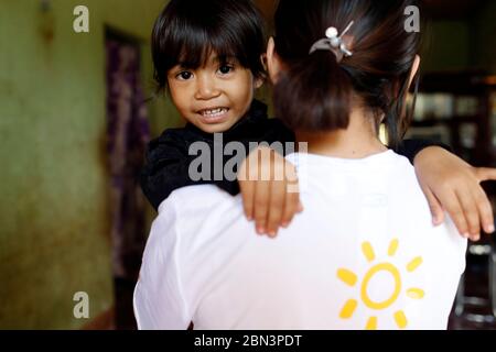 Freiwilliger der französischen NGO Chaine de l'Espoir besucht eine Familie. Buon Me Thuot. Vietnam. Stockfoto