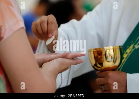 Katholische Kirche. Sonntagsmesse. Heilige Kommunion. Ho Chi Minh Stadt. Vietnam. Stockfoto