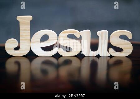 Holzbuchstaben bilden das Wort JESUS. Christliches Symbol. Stockfoto