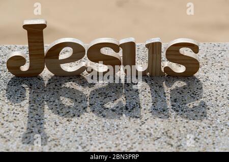 Holzbuchstaben bilden das Wort JESUS. Christliches Symbol. Stockfoto