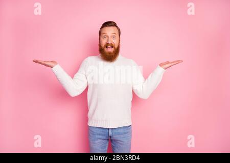 Porträt von seinem er schön attraktiv lustig überglücklich fröhlich fröhlich fröhlich roten Kerl hält Kopierer Raum auf Handfläche machen Entscheidung Lösung isoliert über rosa Stockfoto