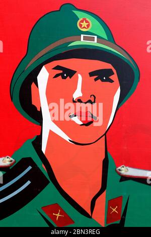 Propaganda-Plakat der kommunistischen Regierung auf der Straße. Vietnamesischer Soldat : Bo Doi. Ho Chi Minh Stadt. Vietnam. Stockfoto