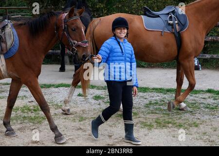 Teenager, der einen poney in Beaumesnil, Frankreich, zieht. Stockfoto