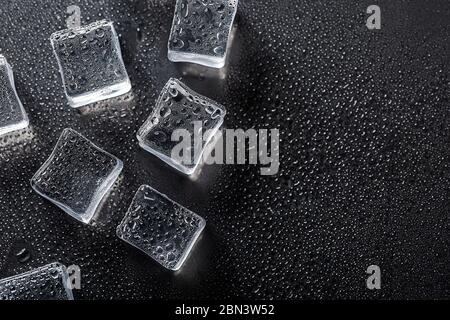 Farbiges Banner mit frischen Eiswürfeln und Reflexionen Stockfoto