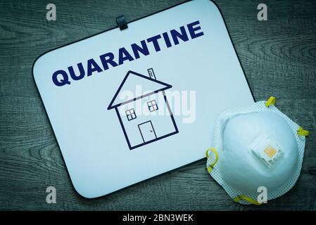 Konzept, Quarantäne Aufenthalt zu Hause, Zeichnung eines Hauses, Maske N95 Stockfoto