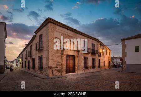 Fassade mit der Eingangstür des Capellanhauses der Bernardas-Nonnen in Almagro. Almagro, Provinz Ciudad Real, Castilla La mancha, Spanien. Stockfoto