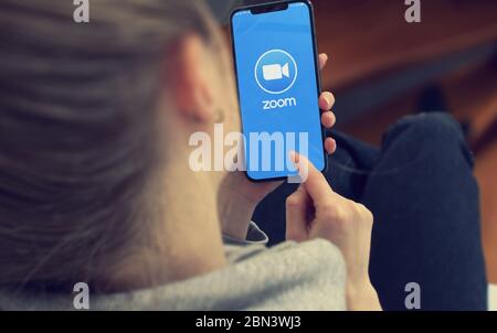 KIEW, UKRAINE-JANUAR 2020: Zoom auf Handy-Bildschirm. Junges Mädchen zeigt oder SMS-Smartphone während einer Pandemie Selbstisolierung und Coronavirus-Prävention. Stockfoto