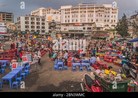 Die Menschen kaufen und verkaufen Meeresfrüchte und Gemüse auf dem Straßenmarkt in Asien. Dalat, Vietnam - 17. März 2020 Stockfoto