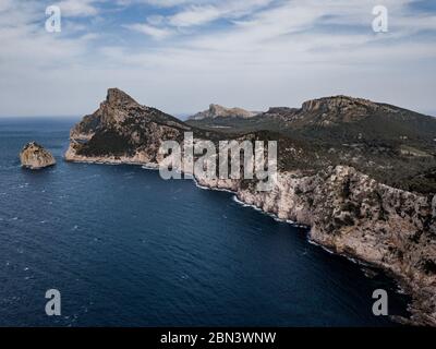 Aussichtspunkt zum Cap Formentor, Blick auf das Gelände des Mirador Es Colomer mit Blick auf die Halbinsel Formentor. Westküste, Mallorca. Leuchtturm, Abenteuer. Stockfoto