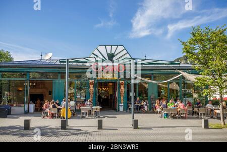 Frankreich, Puy de Dome, Volcans d’Auvergne Regional Natural Park, Mont Dore, die Casino-Fassade und Kaffeeterrasse // Frankreich, Puy-de-Dôme (63), Parc Natur Stockfoto