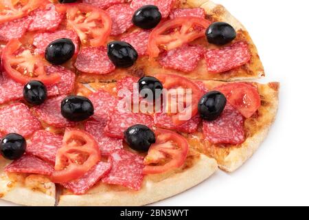 Pizza mit Pepperoni und Oliven auf weißem Hintergrund isoliert. Stockfoto