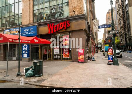 Ein Wendy's Restaurant in Midtown Manhattan in New York am Dienstag, 5. Mai 2020. Fast ein Fünftel aller Wendy Restaurants in den USA sind berichtet, dass das Rindfleisch. (© Richard B. Levine) Stockfoto