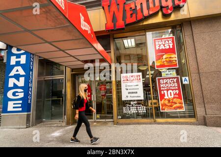 Ein Wendy's Restaurant in Midtown Manhattan in New York am Dienstag, 5. Mai 2020. Fast ein Fünftel aller Wendy Restaurants in den USA sind berichtet, dass das Rindfleisch. (© Richard B. Levine) Stockfoto