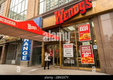 Ein Wendy's Restaurant in Midtown Manhattan in New York am Dienstag, 5. Mai 2020. Fast ein Fünftel aller Wendy Restaurants in den USA sind berichtet, dass das Rindfleisch. (© Richard B. Levine) Stockfoto