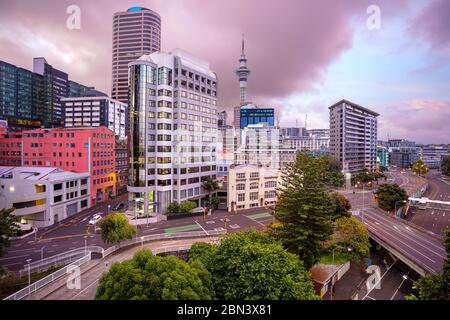 Auckland. Luftaufnahme der Skyline von Auckland, Neuseeland bei Sonnenaufgang im Sommer. Stockfoto