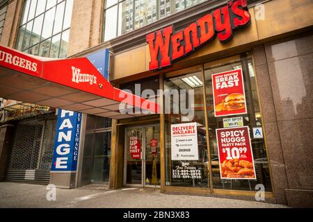 Ein Wendy's Restaurant in Midtown Manhattan in New York am Dienstag, 5. Mai 2020. Fast ein Fünftel aller Wendy Restaurants in den USA sind berichtet, dass das Rindfleisch. (© Richard B. Levine) Stockfoto