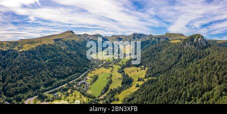 Frankreich, Puy de Dome, regionaler Naturpark Volcans d’Auvergne, Mont Dore, Blick auf die Monts Dore und das Massif du Sancy (Luftaufnahme) // Frankreich, Puy-de-D Stockfoto