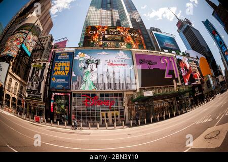 Der geschlossene Disney Store am Times Square in New York während der COVID-19 Pandemie am Donnerstag, 7. Mai 2020. (© Richard B. Levine) Stockfoto