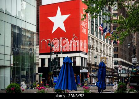 Die geschlossene Macy's in Herald Square in New York am Freitag, 8. Mai 2020. Macy’s gab bekannt, dass es alle seine 775 Standorte über einen Zeitraum von sechs bis acht Wochen wieder eröffnen wird. (© Richard B. Levine) Stockfoto