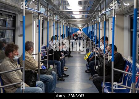 Moskau, Russland. Mai 2020. Passagiere, die Gesichtsmasken und Handschuhe tragen, werden am 12. Mai 2020 in einem U-Bahn-Zug in Moskau, Russland, gesehen. Russland hat am Dienstag 232,243 bestätigte COVID-19-Fälle gemeldet. Kredit: Alexander Zemlianichenko Jr/Xinhua/Alamy Live News Stockfoto