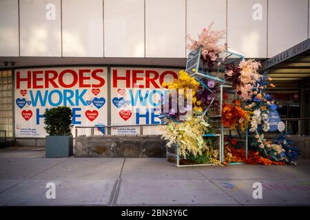 Schilder danken Gesundheitsarbeitern und ein Muttertag Blumenarrangement schmücken den Eingang zur Lenox Hill Northwell dringend Care Einrichtung in Greenwich Village in New York am Sonntag, 10. Mai 2020. (© Richard B. Levine) Stockfoto