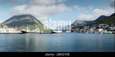 Atemberaubende Stadtbild von klaksvik Stadt mit Fjord und trübe Berge, bordoy Island, Färöer, Dänemark. Landschaftsfotografie Stockfoto