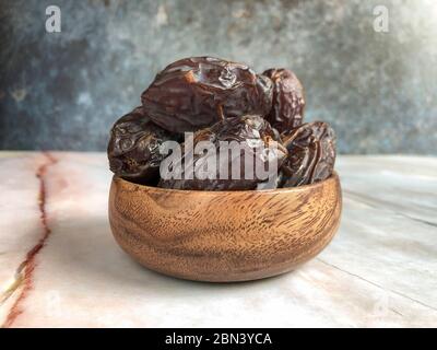 Einige Dattefrüchte auf dem Tisch für ramadan mit Kopierraum Stockfoto