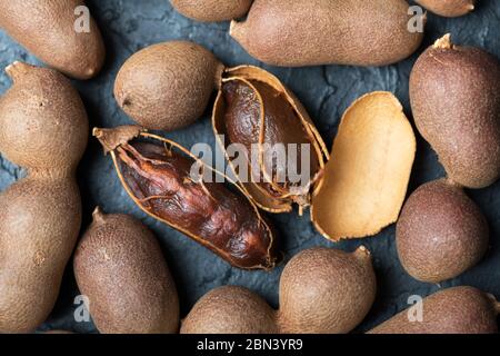 Getrocknete Bio-exotische Tamarindenfrüchte Nahaufnahme. Makroaufnahmen in Studio Stockfoto