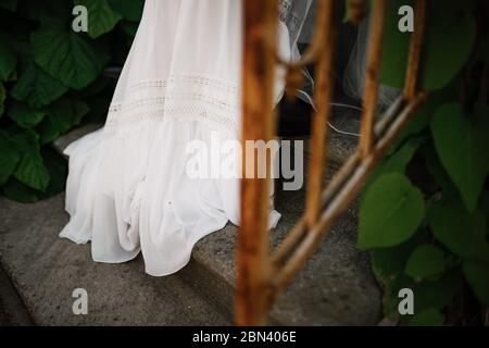 Foto von einem Brautkleid, das die Treppe hinauf geht Stockfoto